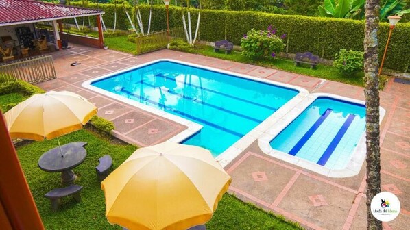 2 つの屋外プール