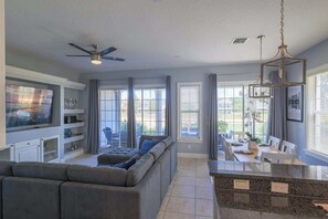 TV, offices - Luxurious Pool Home Overlooking Golf Course (Reunion)