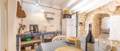 ثلاجة، ميكروويف، فرن، موقد طهي مسطح