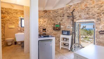 Frigorifero, microonde, forno, piano cottura