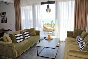 Luxury-Villa, 4 Schlafzimmer, eigener Pool, Meerblick | Wohnbereich | 47-Zoll-Fernseher mit Premium-TV-Sendern