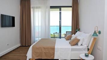 4 bedrooms, Egyptian cotton sheets, premium bedding, memory-foam beds