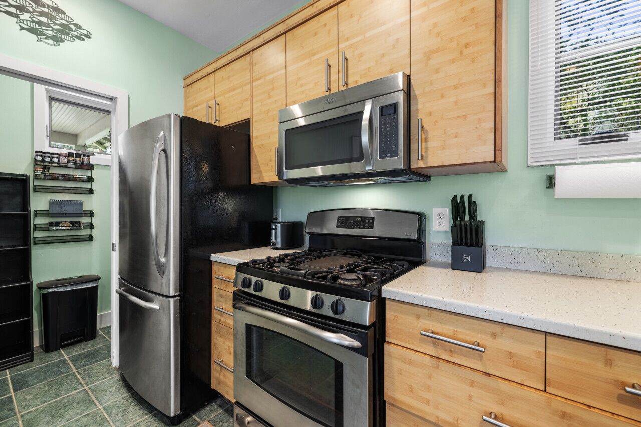 Kjøleskap, mikrobølgeovn, ovn og kokeplater