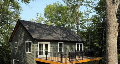 Spacious 2 Bedroom Apartment on Rural, Wooded Property. King Bed