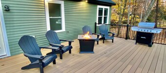 Spacious 2 Bedroom Apartment on Rural, Wooded Property.  King Bed