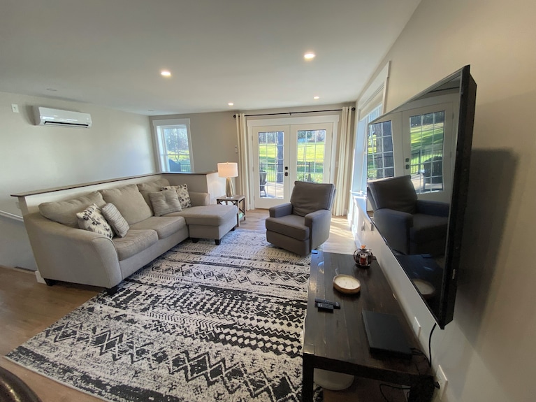 Spacious 2 Bedroom Apartment On Rural, Wooded Property. King Bed - Concord, NH