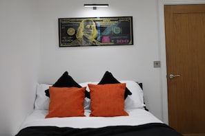 2 bedrooms, iron/ironing board, free WiFi, bed sheets - Stylish Retreat with Private Garden! (Cardiff)