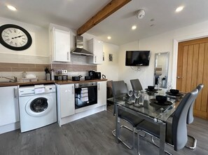 Fridge, microwave, oven, stovetop - Stylish Retreat with Private Garden! (Cardiff)