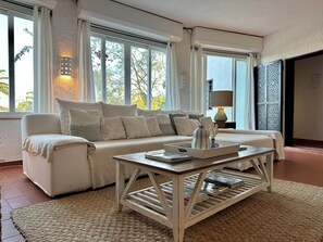 Smart TV, fireplace, DVD player