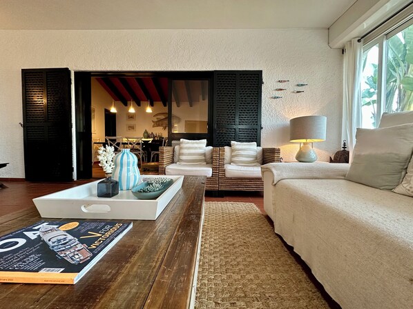 Smart TV, fireplace, DVD player