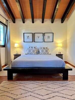 4 habitaciones, tabla de planchar con plancha y cuna de viaje