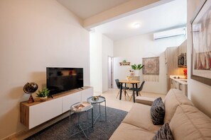 TV - Urban Retreat | 1 Bedroom | Rooftop Pool & Prime Location (San Juan)