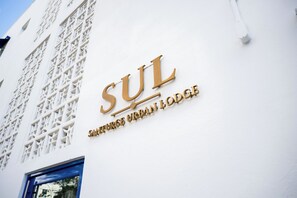 Exterior detail - Chic 1 Bedroom Studio | Rooftop Pool + Parking (San Juan)