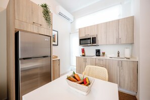 Refrigerador, microondas, parrilla de estufa y cafetera y tetera 