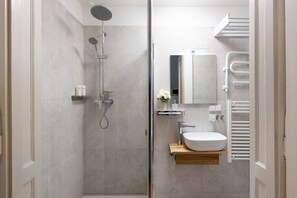 Gratis toiletartikelen, een haardroger, handdoeken, toiletpapier
