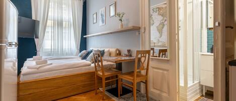 1 室のベッドルーム、デスク、WiFi (無料)、ベッドシーツ