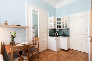 Jääkaappi, mikroaaltouuni, liesi, vedenkeitin
