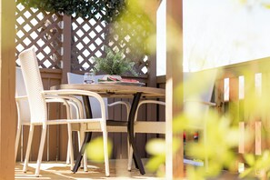 Outdoor dining - Harbor Haven/Game Room/Gym (Winthrop Harbor)