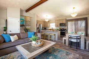 Una Smart TV, una chimenea, videojuegos