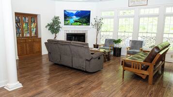 Smart TV, lareira, pebolim, livros