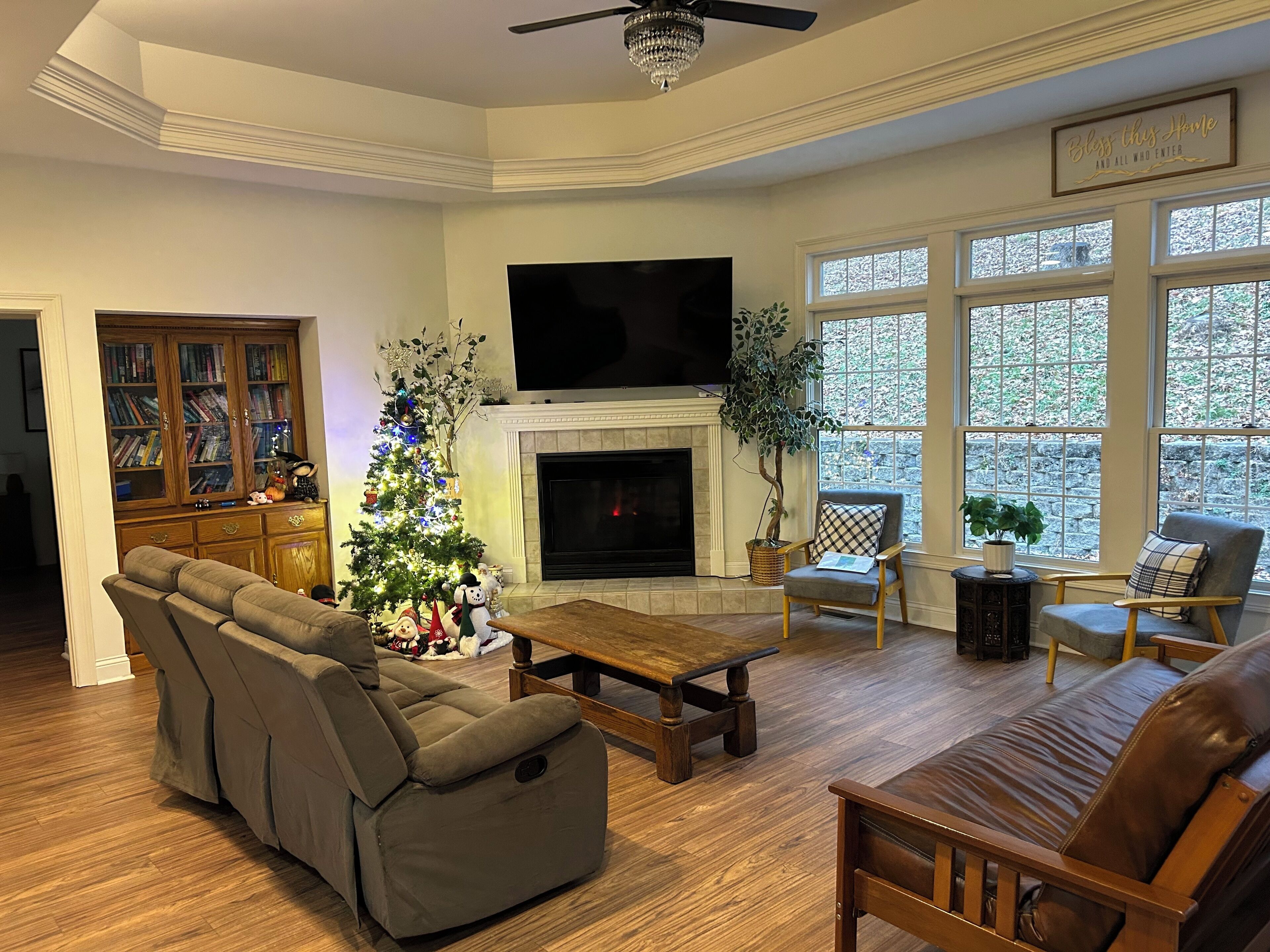 Älytelevisio, takka, pöytäjalkapallopöytä, kirjoja