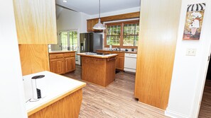 Frigorífico, microondas, horno y lavavajillas