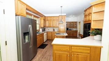 Jääkaappi, mikroaaltouuni, uuni, astianpesukone