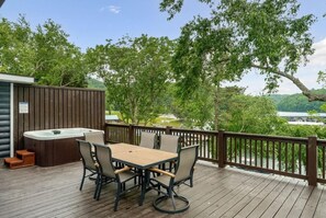 Outdoor dining - 2 Bedroom Beacon Cottage 3 - Two bedrooms, one sleeper sofa and a kitchenette (Allons)