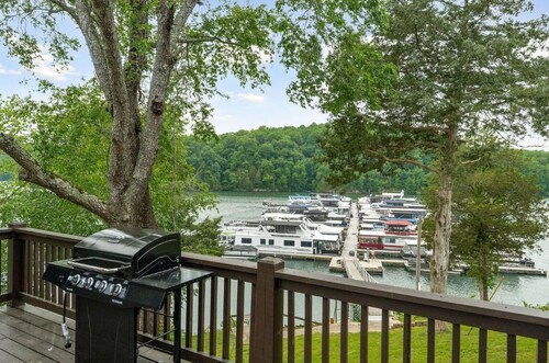 2 Bedroom Beacon Cottage 3 - Two bedrooms, one sleeper sofa and a kitchenette