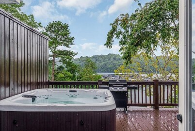 2 Bedroom Beacon Cottage 3 - Two bedrooms, one sleeper sofa and a kitchenette