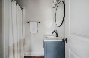 Bathroom - 2 Bedroom Beacon Cottage 3 - Two bedrooms, one sleeper sofa and a kitchenette (Allons)