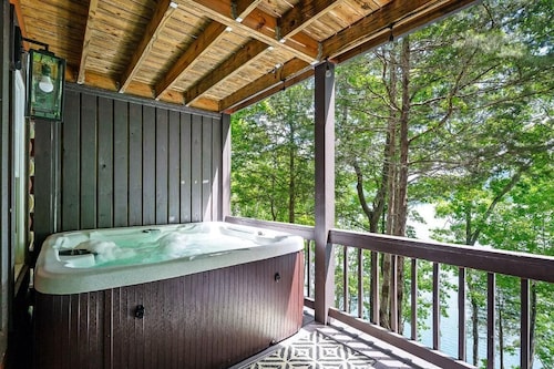 10 Person Golden Cedar Lodge 16 - 2 Floors and a 3rd floor loft, entertainment room, full kitchen