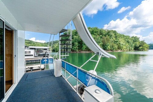 The Castaway Houseboat 53' - Smallest Houseboat, 3 bedrooms, waterslide, covered rooftop lounge area