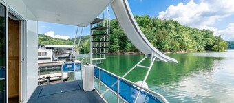 The Castaway Houseboat 53' - Smallest Houseboat, 3 bedrooms, waterslide, covered rooftop lounge area