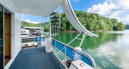 The Castaway Houseboat 53' - Smallest Houseboat, 3 bedrooms, waterslide, covered rooftop lounge area