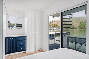 1 bedroom - The Castaway Houseboat 53' - Smallest Houseboat, 3 bedrooms, waterslide, covered rooftop lounge area (Allons)