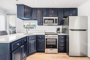 Microwave, stovetop - The Castaway Houseboat 53' - Smallest Houseboat, 3 bedrooms, waterslide, covered rooftop lounge area (Allons)