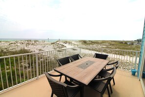 屋外ダイニングエリア