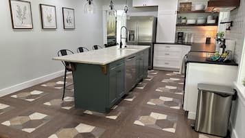 Jääkaappi, mikroaaltouuni, uuni, liesi