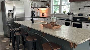 Kjøleskap, mikrobølgeovn, ovn og kokeplater