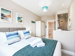 3 bedrooms, WiFi (free), bed sheets