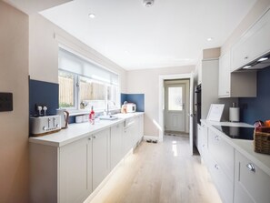 Lavavajillas y trona infantil