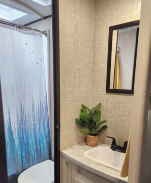 Towels, soap, toilet paper - New 2023 Jayco Jay Flight RV Fully Furnished with Full hook-ups already set up! (Mena)