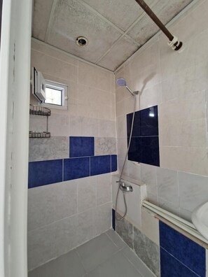 Dusche, Regendusche, Haartrockner, Hausschuhe