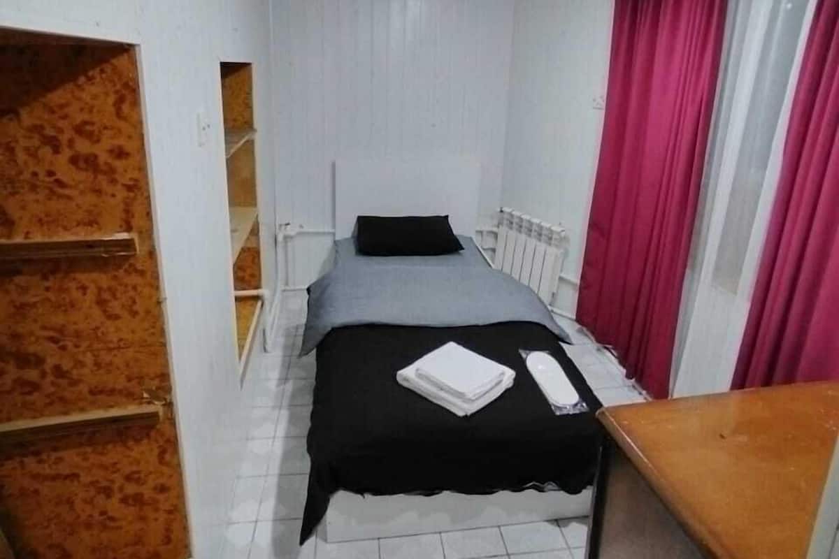 Habitación individual económica, baño compartido, vistas a la ciudad | Ropa de cama de alta calidad y escritorio