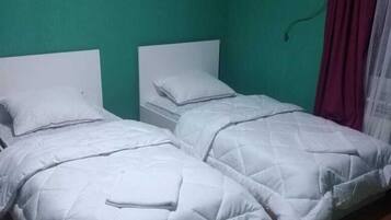 Habitación triple estándar, baño compartido, vista a la ciudad | Ropa de cama de alta calidad y escritorio