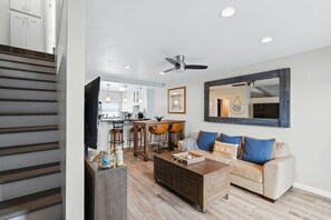 TV, fireplace - Bayside Villa - 2BR Beach Front Free Parking (San Diego)