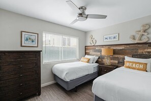 2 bedrooms, desk, iron/ironing board, travel crib - Bayside Villa - 2BR Beach Front Free Parking (San Diego)