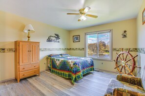3 bedrooms, Internet, bed sheets - Michigan Manistee River Cabin ~ 1 Mi to Downtown (Manistee)