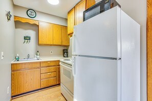 Fridge, microwave, stovetop, coffee/tea maker - Michigan Manistee River Cabin ~ 1 Mi to Downtown (Manistee)